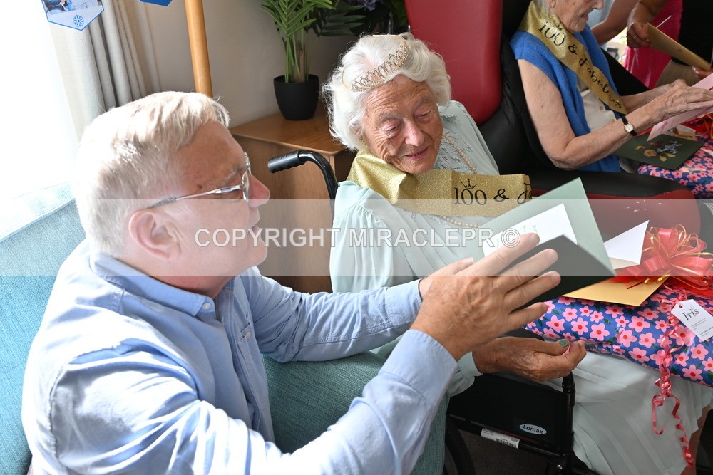 AM3_1375 - Iris and Betty.
