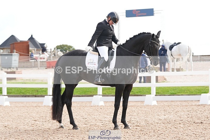 250906-102416-01483 - 003-Helen.JamesDecadent