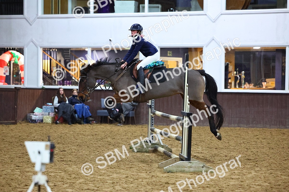 SBM_002818 - Class 6 - Holly & Ivy Stakes - 90cm