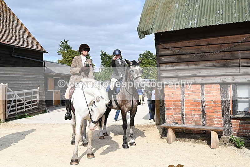 WJ6_3328 - Berks & Bucks - The Old farmhouse - Hound Exercise 20-08-25
