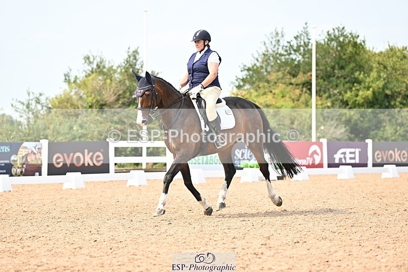 250816-145947-05733 - 031-Nicola.SealRebel.Heart