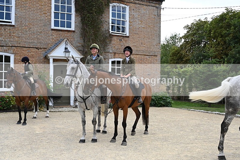 WJ6_3644 - Berks & Bucks - The Old farmhouse - Hound Exercise 20-08-25