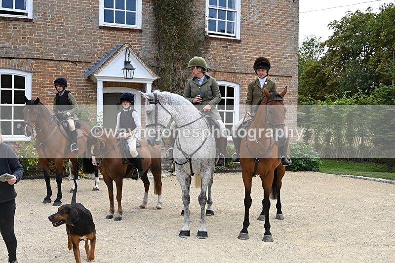 WJ6_3662 - Berks & Bucks - The Old farmhouse - Hound Exercise 20-08-25