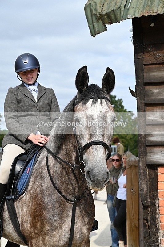 WJ6_3349 - Berks & Bucks - The Old farmhouse - Hound Exercise 20-08-25