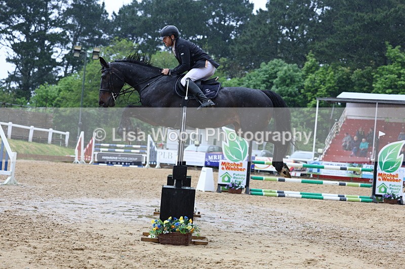 3E7A7611 - Class 9: Senior 1.30m open