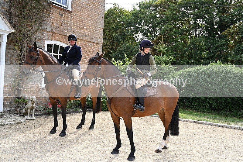 WJ6_3467 - Berks & Bucks - The Old farmhouse - Hound Exercise 20-08-25