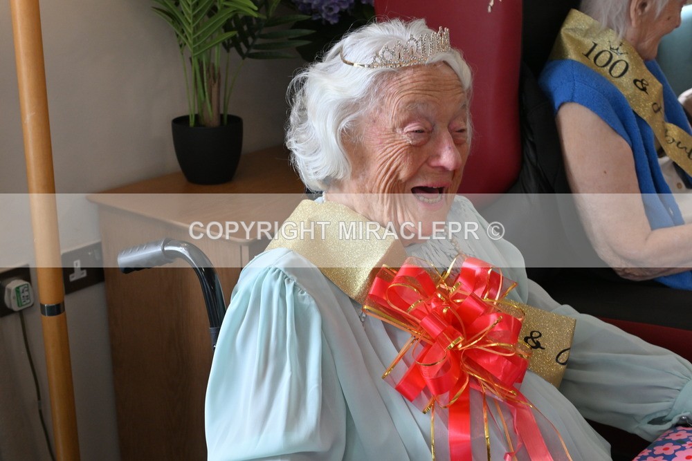 AM3_1454 - Iris and Betty.