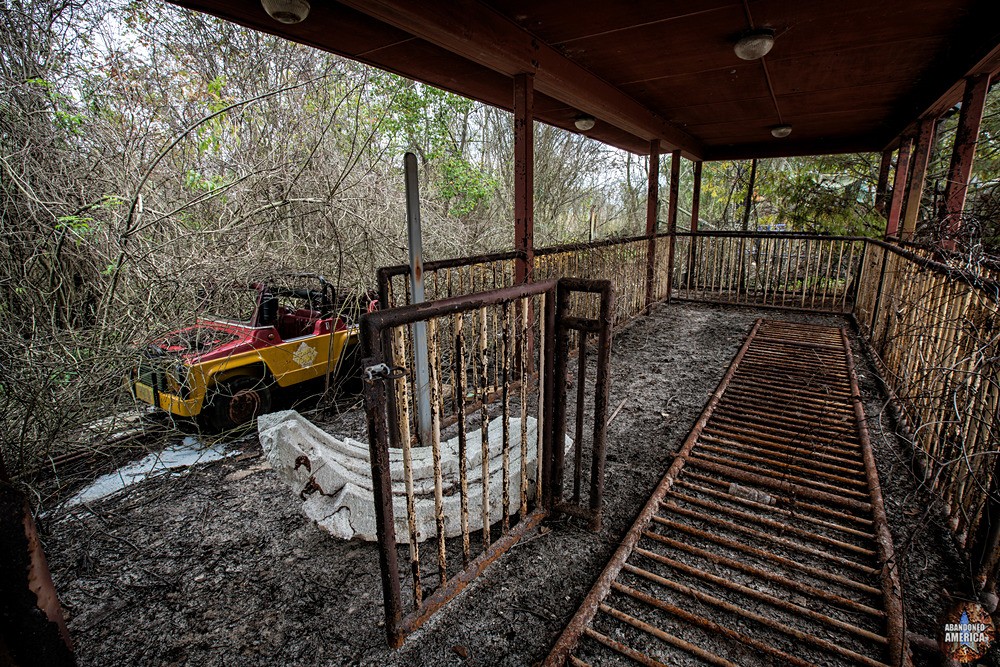 Abandoned Six Flags (New Orleans, LA) | Backlot Tour Bus Ride - Six Flags New Orleans