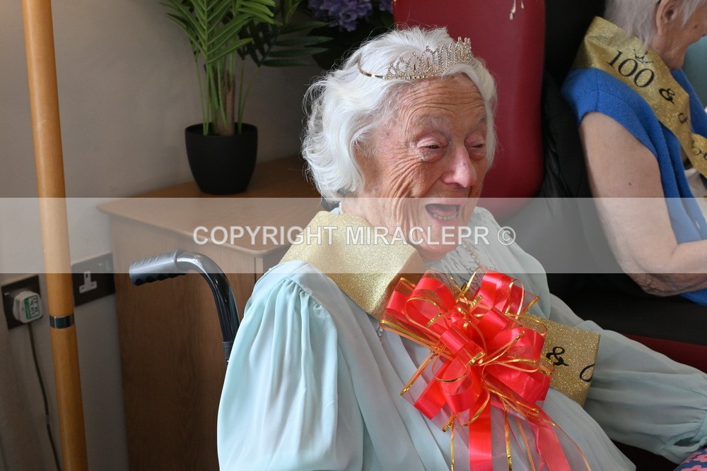 AM3_1451 - Iris and Betty.
