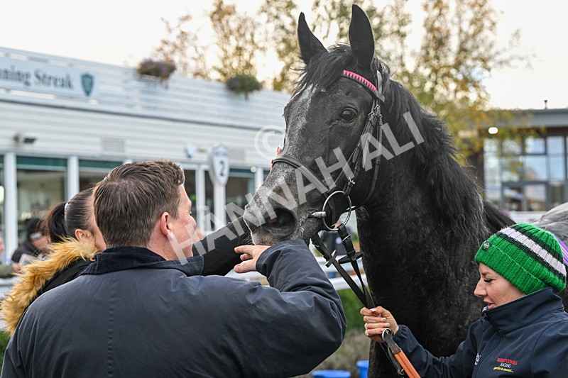 281025-Race 1-Control Room-0743 - Race 1