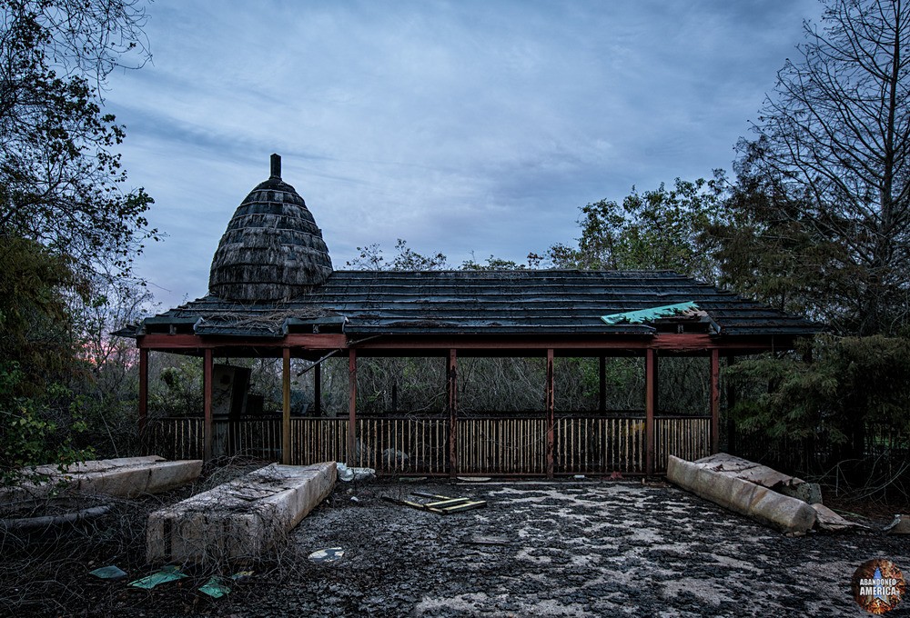 Abandoned Six Flags (New Orleans, LA) | Backlot Tour Bus Ride Entrance