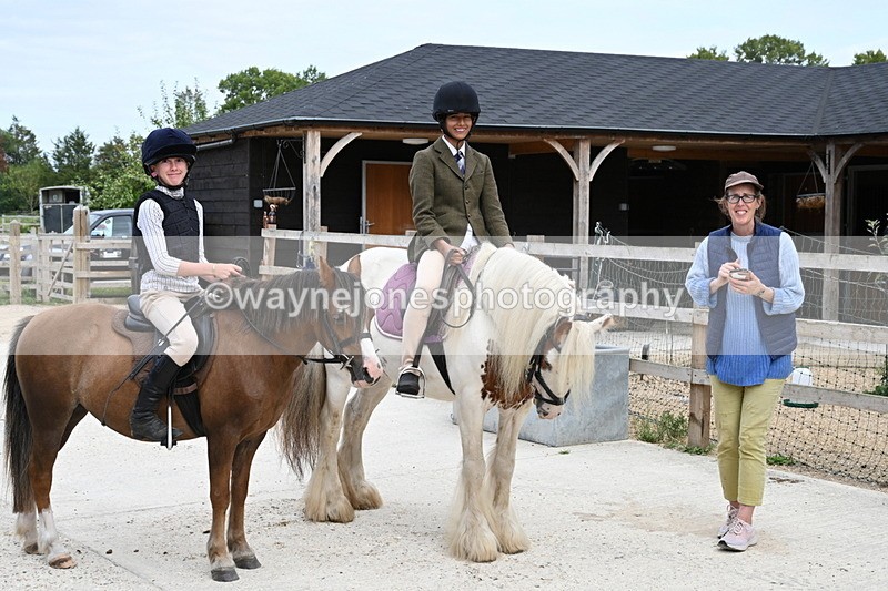 WJ6_3788 - Berks & Bucks - The Old farmhouse - Hound Exercise 20-08-25