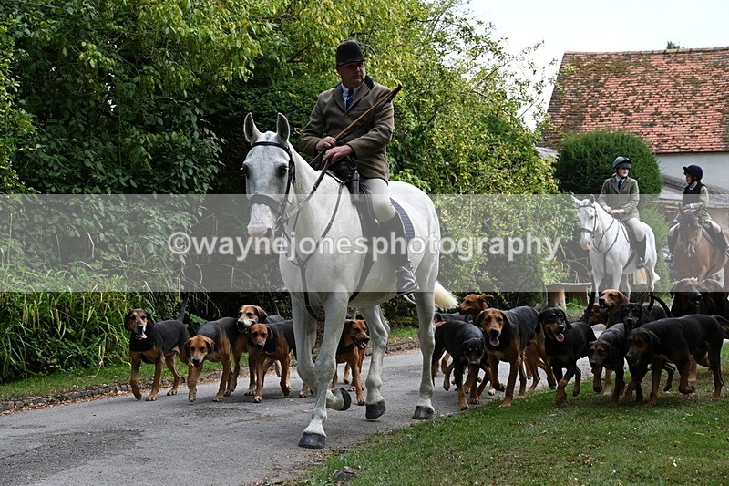 WJ6_3939 - Berks & Bucks - The Old farmhouse - Hound Exercise 20-08-25