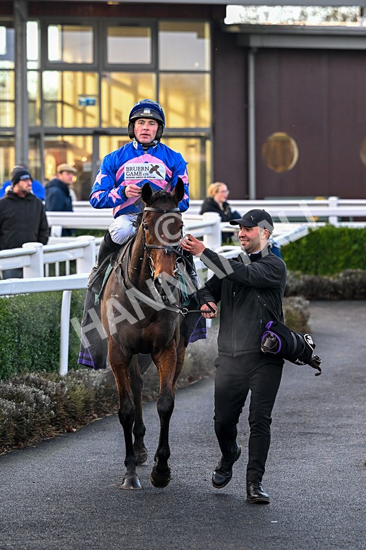 161225-Race 4-Noonetellsmenothin-8530 - Race 4