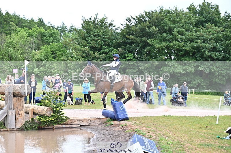 250525A-133250-16252 - D-451-Laura.Collett-DRUMGIVEN.MR.CHARISMA