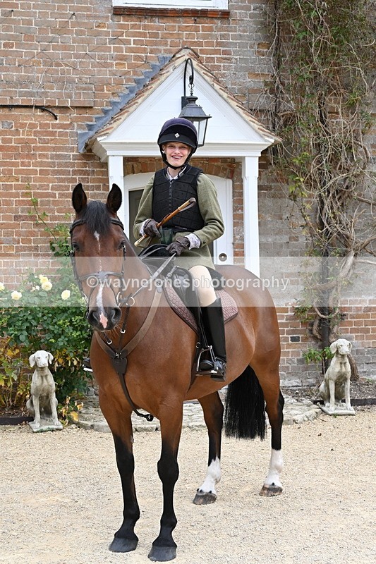 WJ6_3582 - Berks & Bucks - The Old farmhouse - Hound Exercise 20-08-25