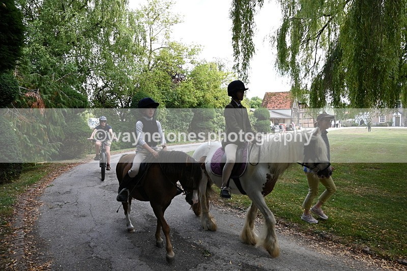 WJ6_4083 - Berks & Bucks - The Old farmhouse - Hound Exercise 20-08-25
