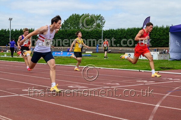 Age26 SAT-815025 - Track Male Set One