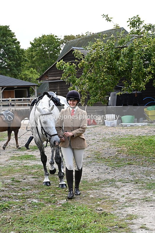 WJ6_3096 - Berks & Bucks - The Old farmhouse - Hound Exercise 20-08-25