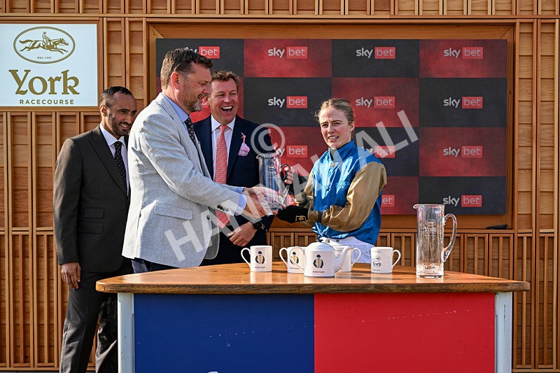210826-Race 7-Silver Lake-1758 - Race 7 17.20pm Sky Bet EBF Fillies' Handicap
