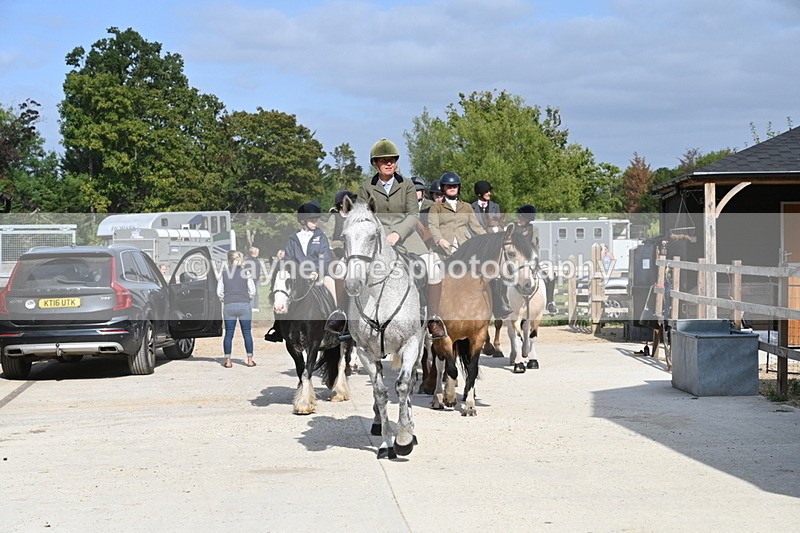 WJ6_3159 - Berks & Bucks - The Old farmhouse - Hound Exercise 20-08-25