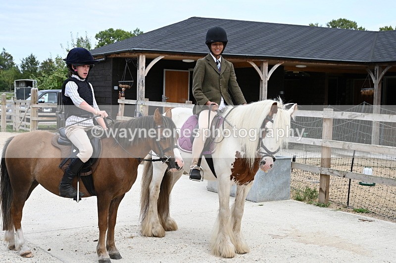 WJ6_3789 - Berks & Bucks - The Old farmhouse - Hound Exercise 20-08-25
