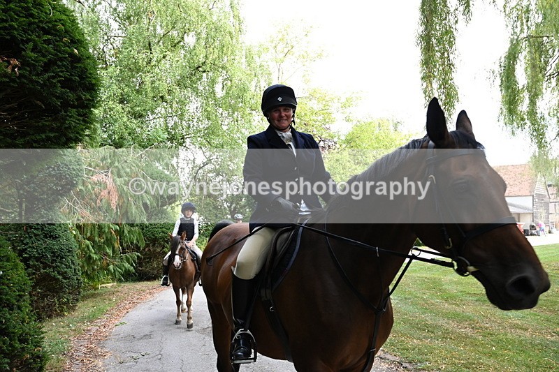WJ6_4071 - Berks & Bucks - The Old farmhouse - Hound Exercise 20-08-25