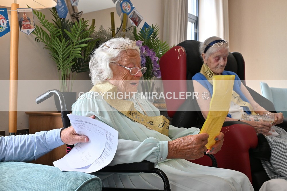 AM3_1081 - Iris and Betty.
