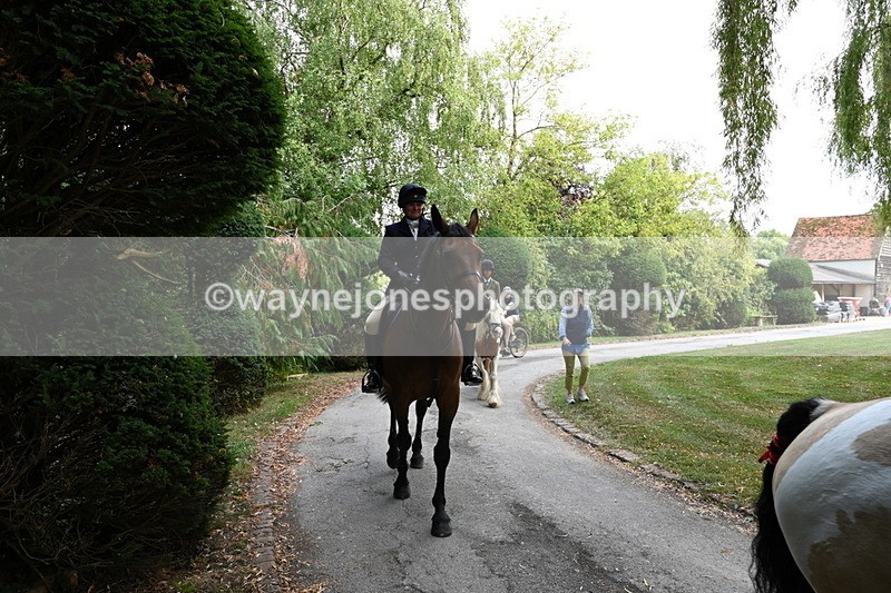 WJ6_4061 - Berks & Bucks - The Old farmhouse - Hound Exercise 20-08-25