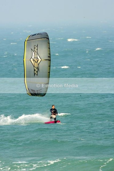 LA010407-3 - Kite Surfing