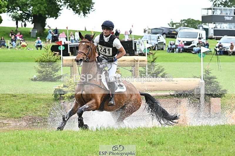 240525-161913-17557 - 241-CLASS_ROMANCE-Jack_Pinkney