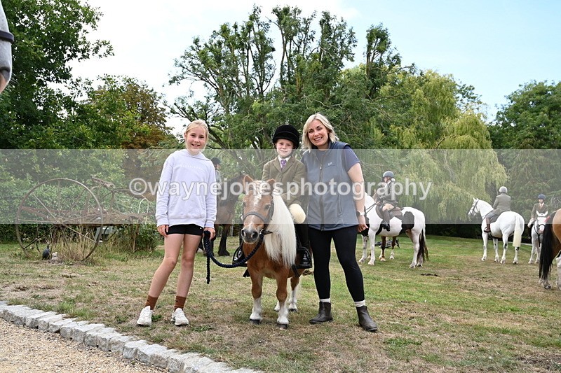 WJ6_3763 - Berks & Bucks - The Old farmhouse - Hound Exercise 20-08-25