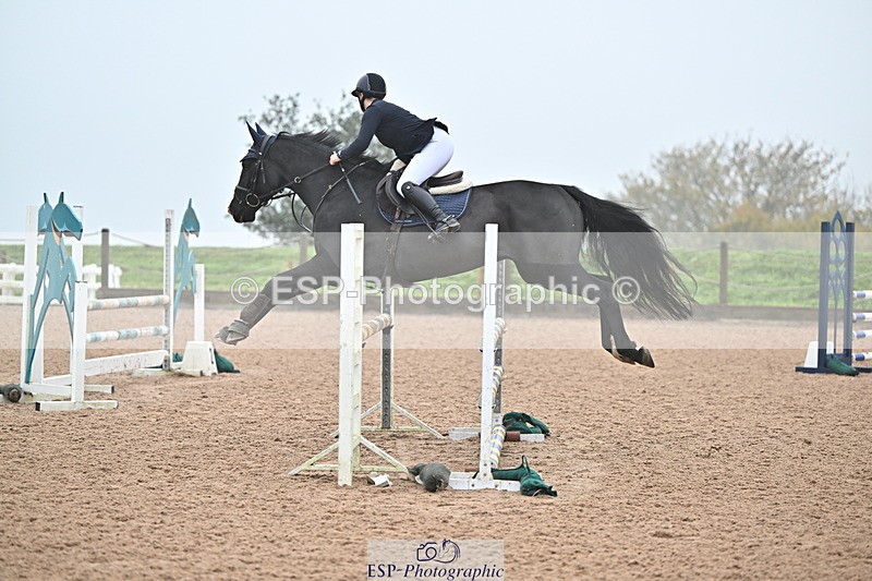 241103A-102121-06622 - SUN Cls 18 British Novice and 90cm Open