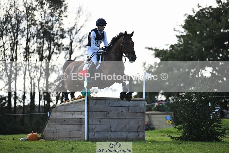 231022-144906-29076 - 327-ENSOR.VAN.HET.HELLEHOF-Francesca.Swallow-XC
