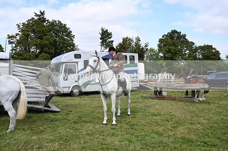 WJ6_3115 - Berks & Bucks - The Old farmhouse - Hound Exercise 20-08-25