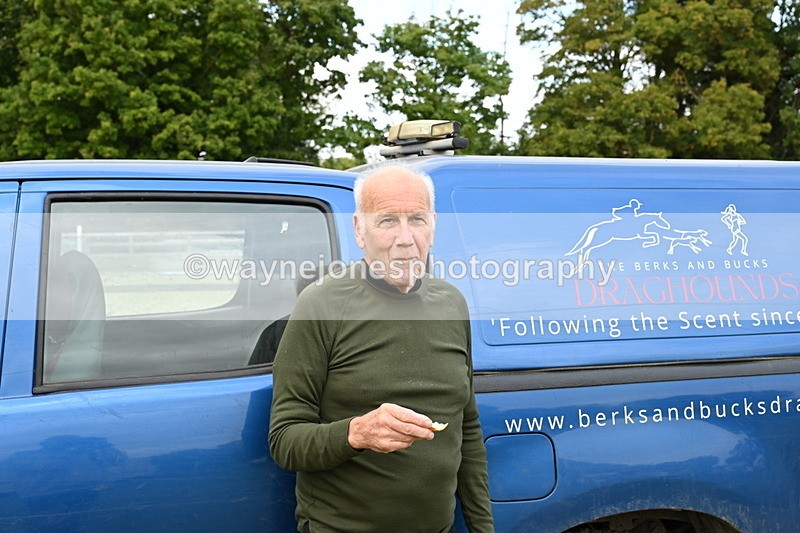 WJ6_3013 - Berks & Bucks - The Old farmhouse - Hound Exercise 20-08-25
