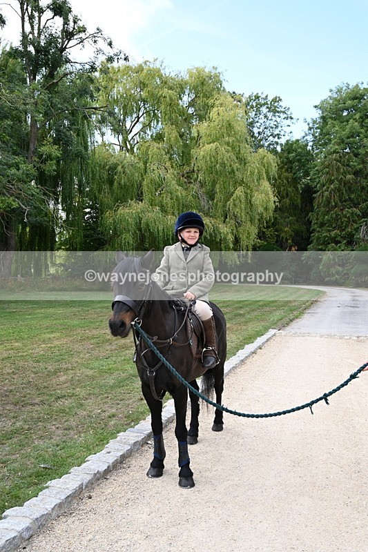 WJ6_3767 - Berks & Bucks - The Old farmhouse - Hound Exercise 20-08-25
