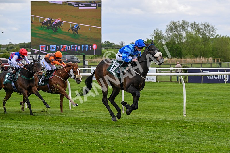 110526-Race 1-Filey Beach-0291 - Race 1 2.30pm Racing Welfare Reminiscence Day Apprentice Handicap