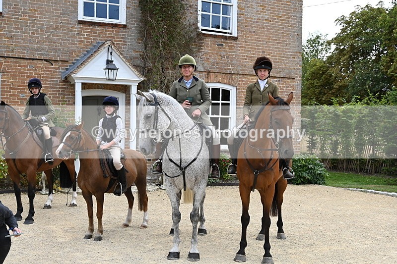 WJ6_3655 - Berks & Bucks - The Old farmhouse - Hound Exercise 20-08-25