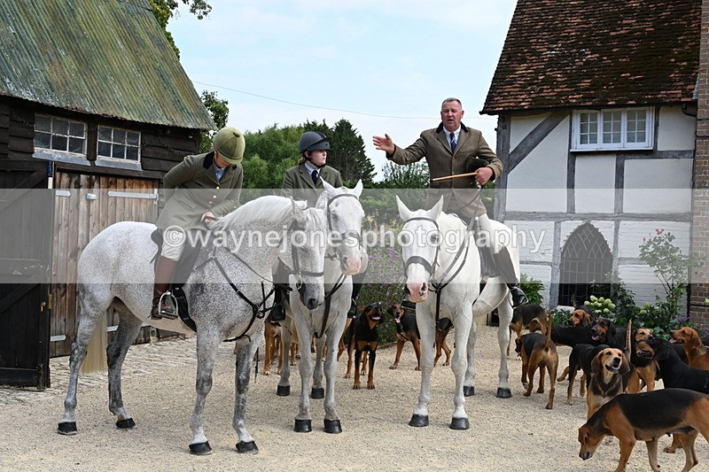 WJ6_3810 - Berks & Bucks - The Old farmhouse - Hound Exercise 20-08-25