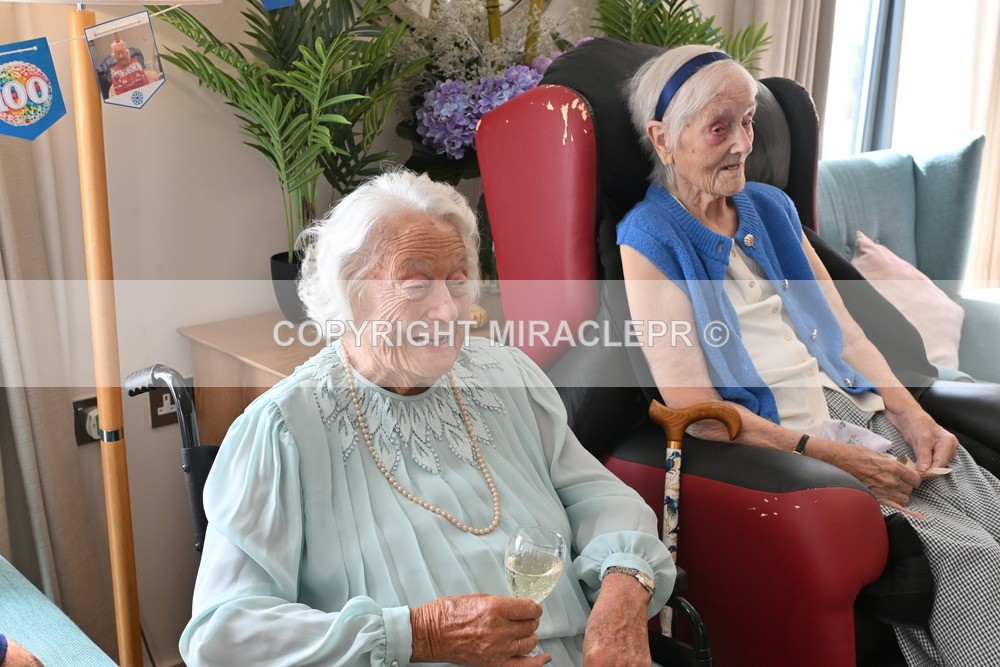 AM3_0731 - Iris and Betty.