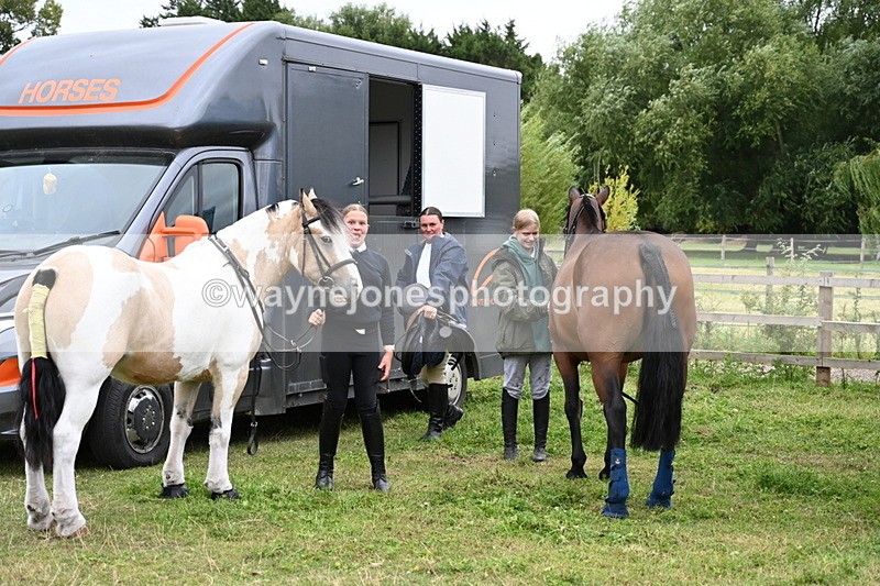 WJ6_2829 - Berks & Bucks - The Old farmhouse - Hound Exercise 20-08-25