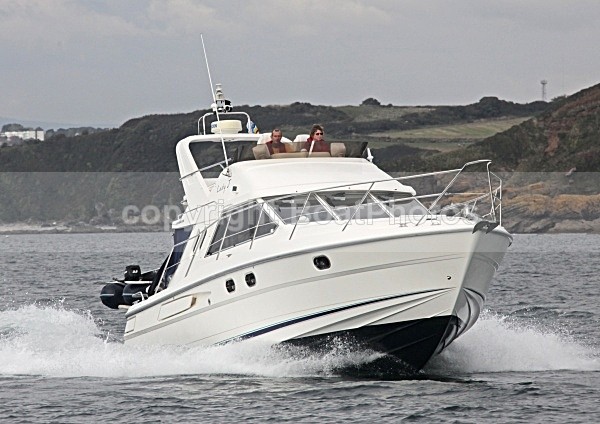 090926 LADY J IMG_8888 - Flybridge Cruisers