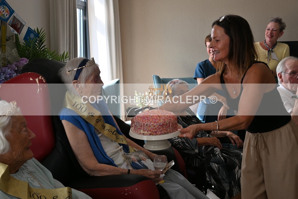 AM3_1255 - Iris and Betty.