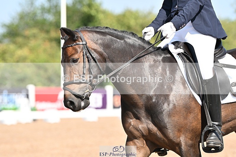 250816-110208-03282 - 090-Sarah.GoddardSaris.Fingers.Crossed