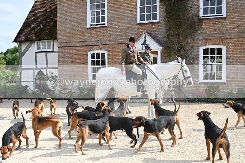 WJ6_3294 - Berks & Bucks - The Old farmhouse - Hound Exercise 20-08-25