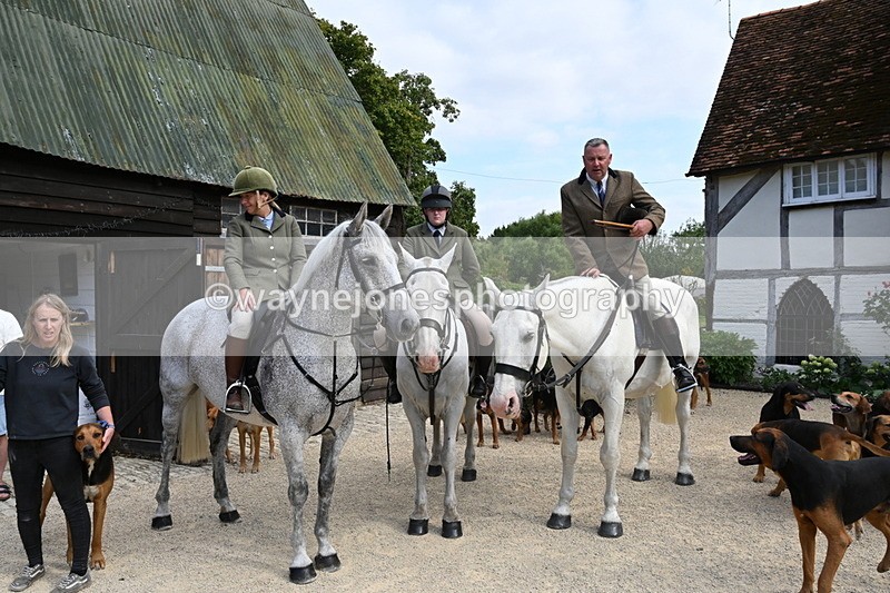 WJ6_3876 - Berks & Bucks - The Old farmhouse - Hound Exercise 20-08-25