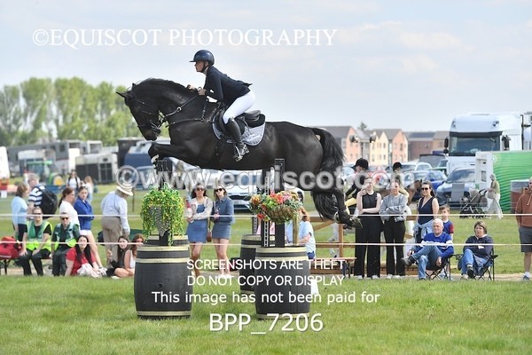 BPP_7206 - CLASS 3 Andrew Hamilton Coach, RHS Foxhunter Championship Qualifier