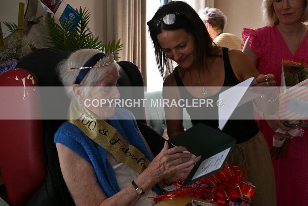 AM3_1360 - Iris and Betty.
