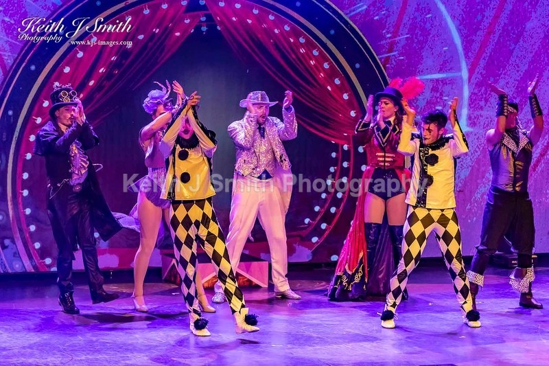 7KJS1333 - Ambition show team